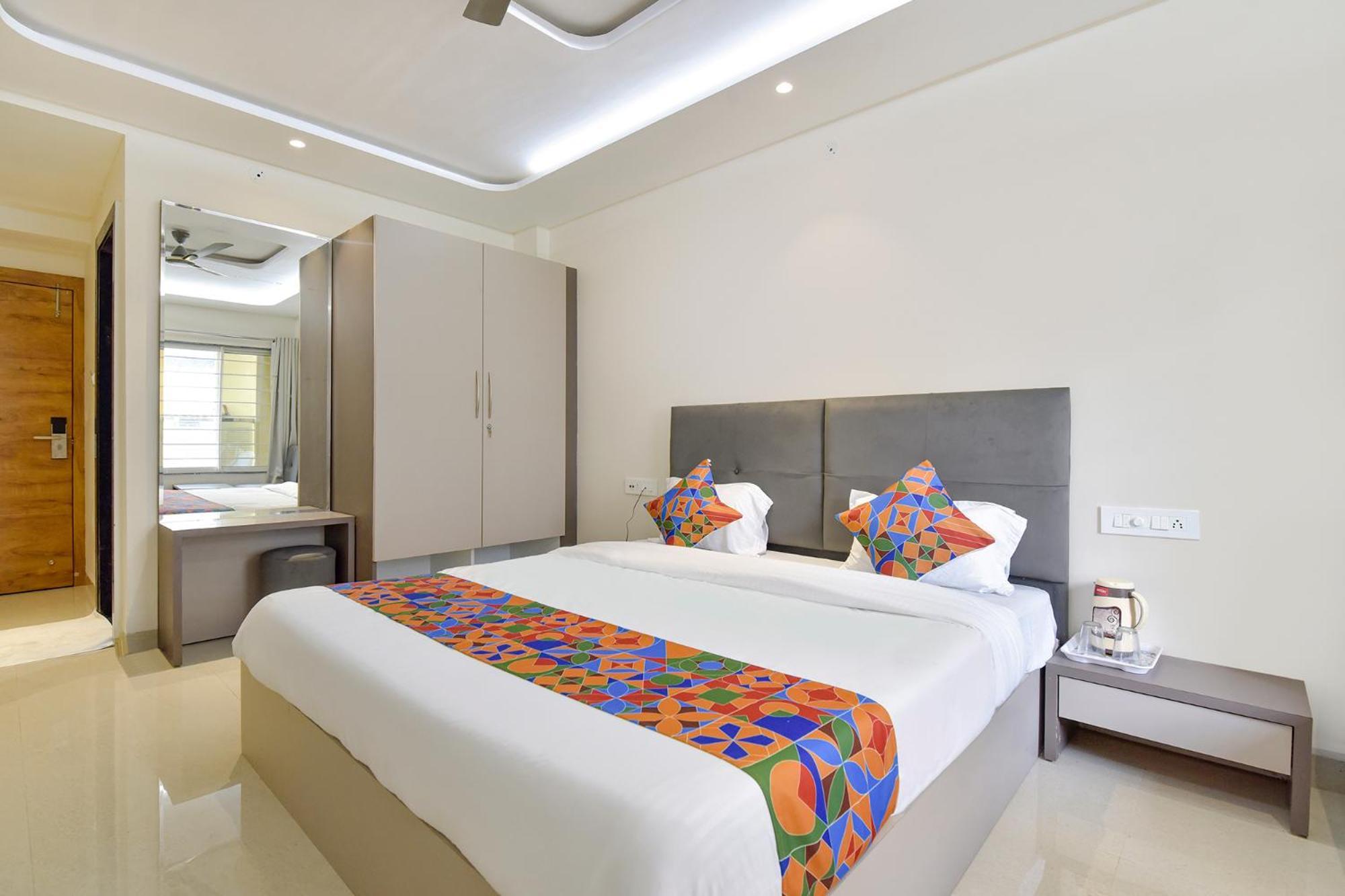 Fabhotel Synergy Stays Индаур Экстерьер фото