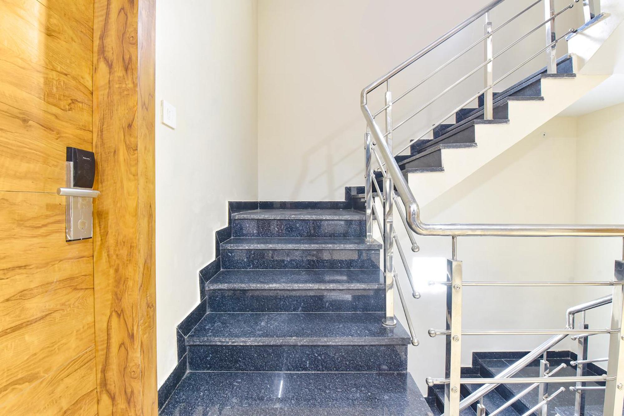 Fabhotel Synergy Stays Индаур Экстерьер фото